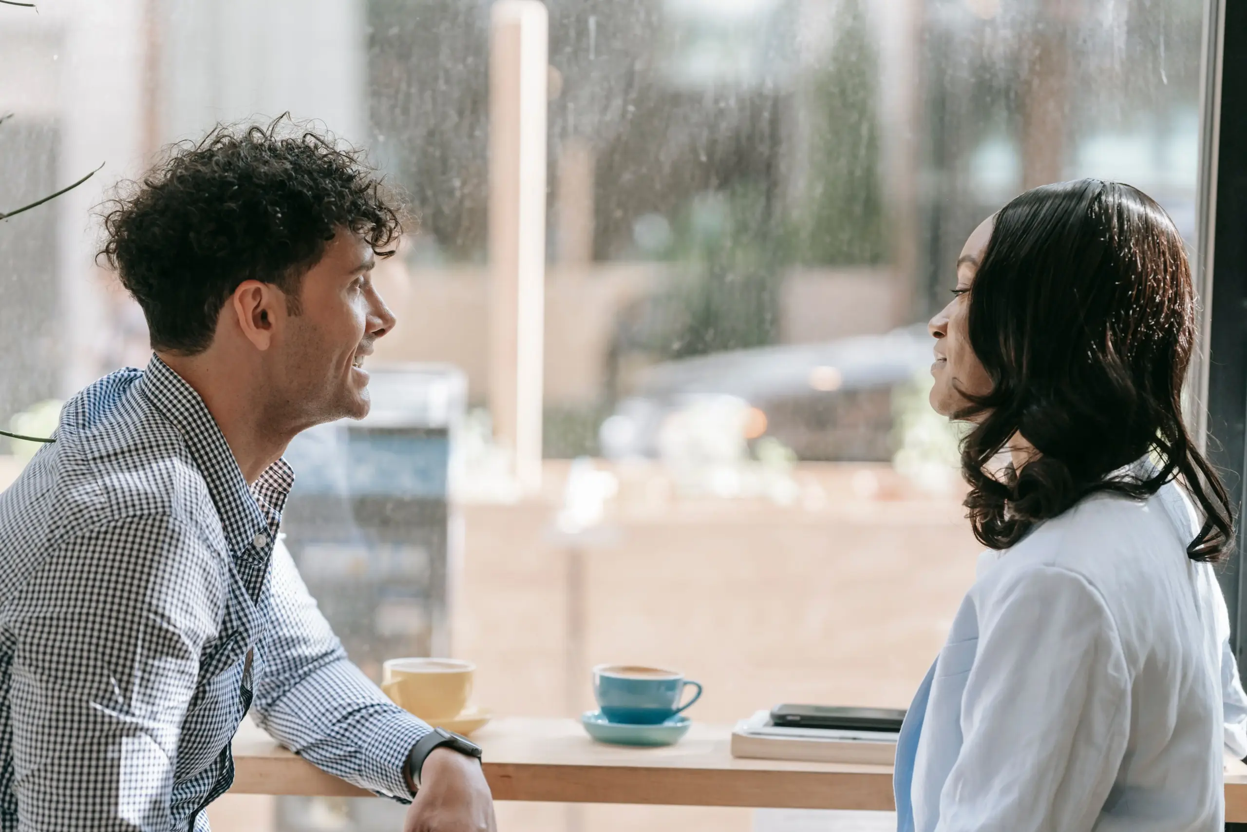 Un homme et une femme discutent à un café