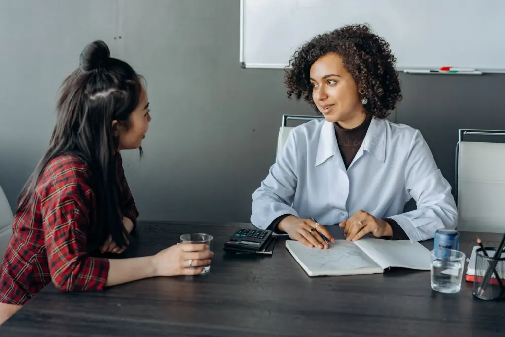 Deux femmes collègues discutent dans un environnement de travail